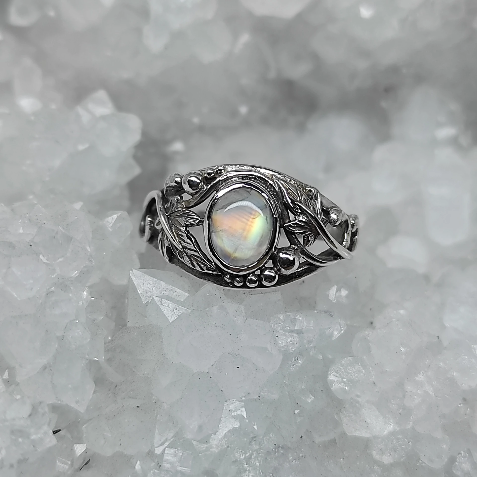 Bague feuille de lierre labradorite blanche