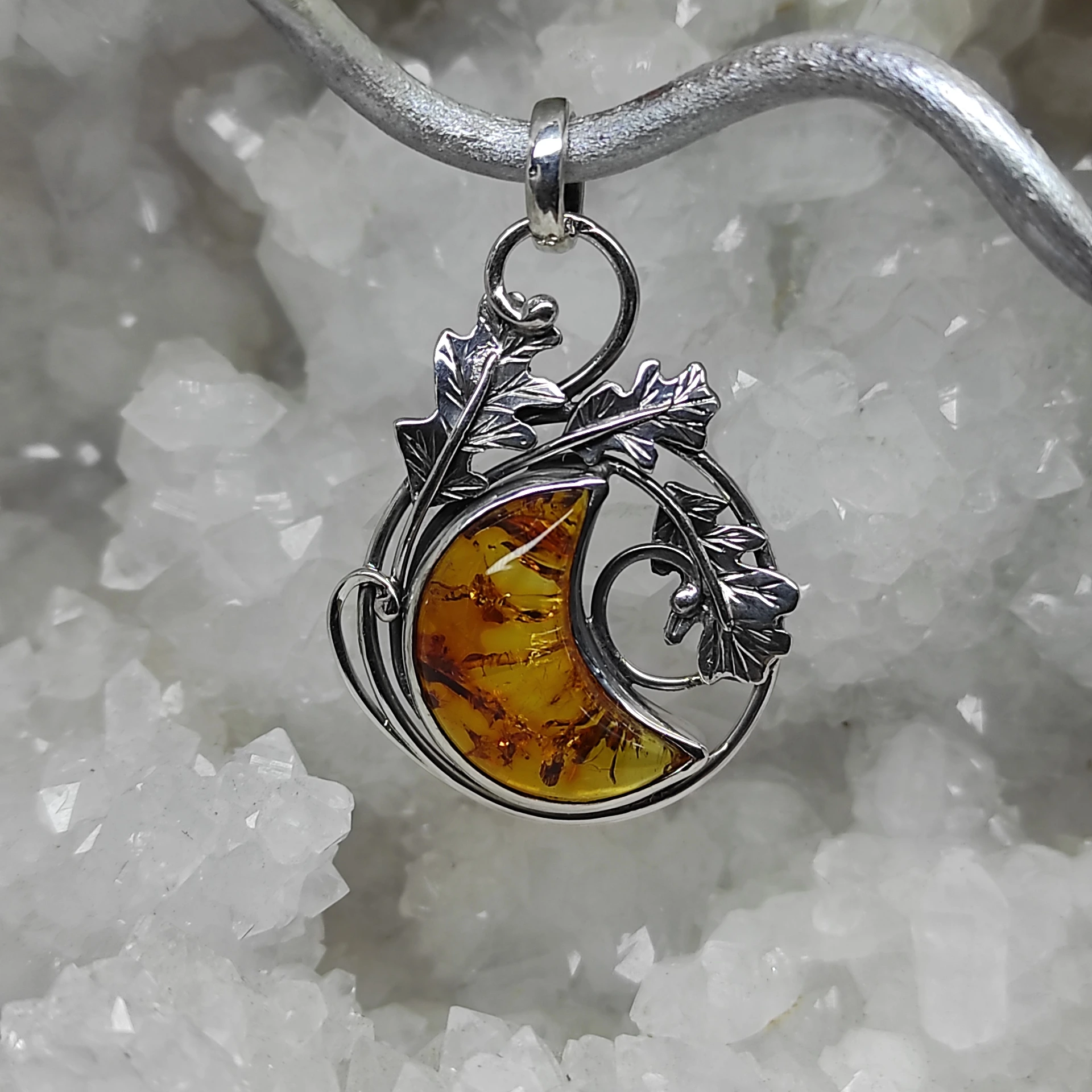 Pendentif lune d'ambre et feuilles de chene