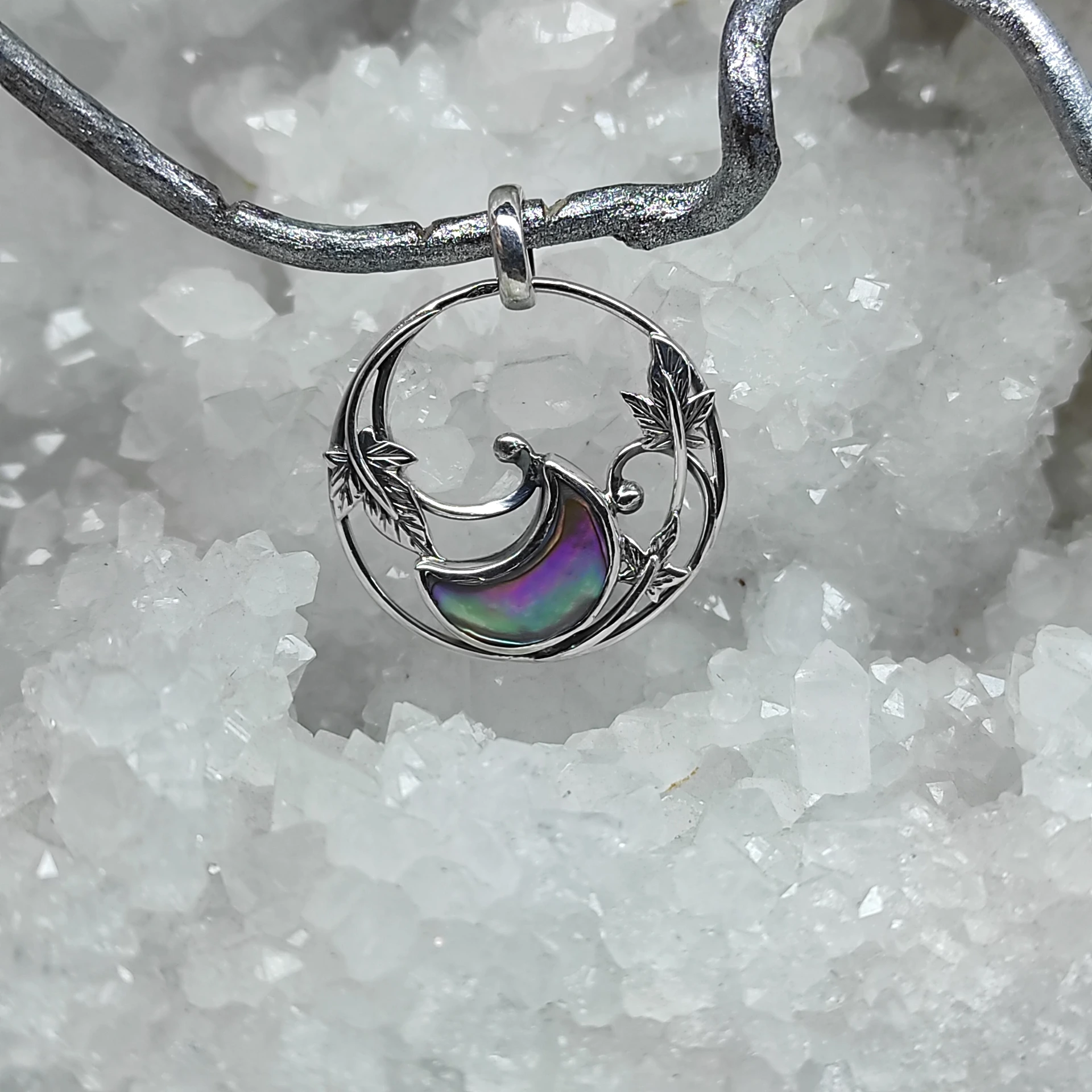 Pendentif tourbillon lierre lune nacre paua