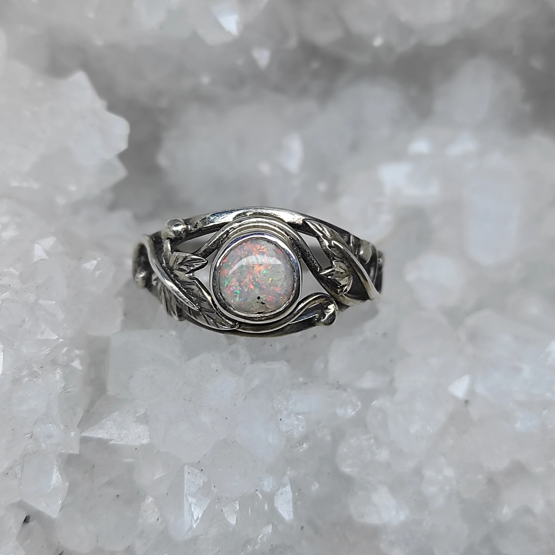 Bague opale d' Australie et feuille de lierre