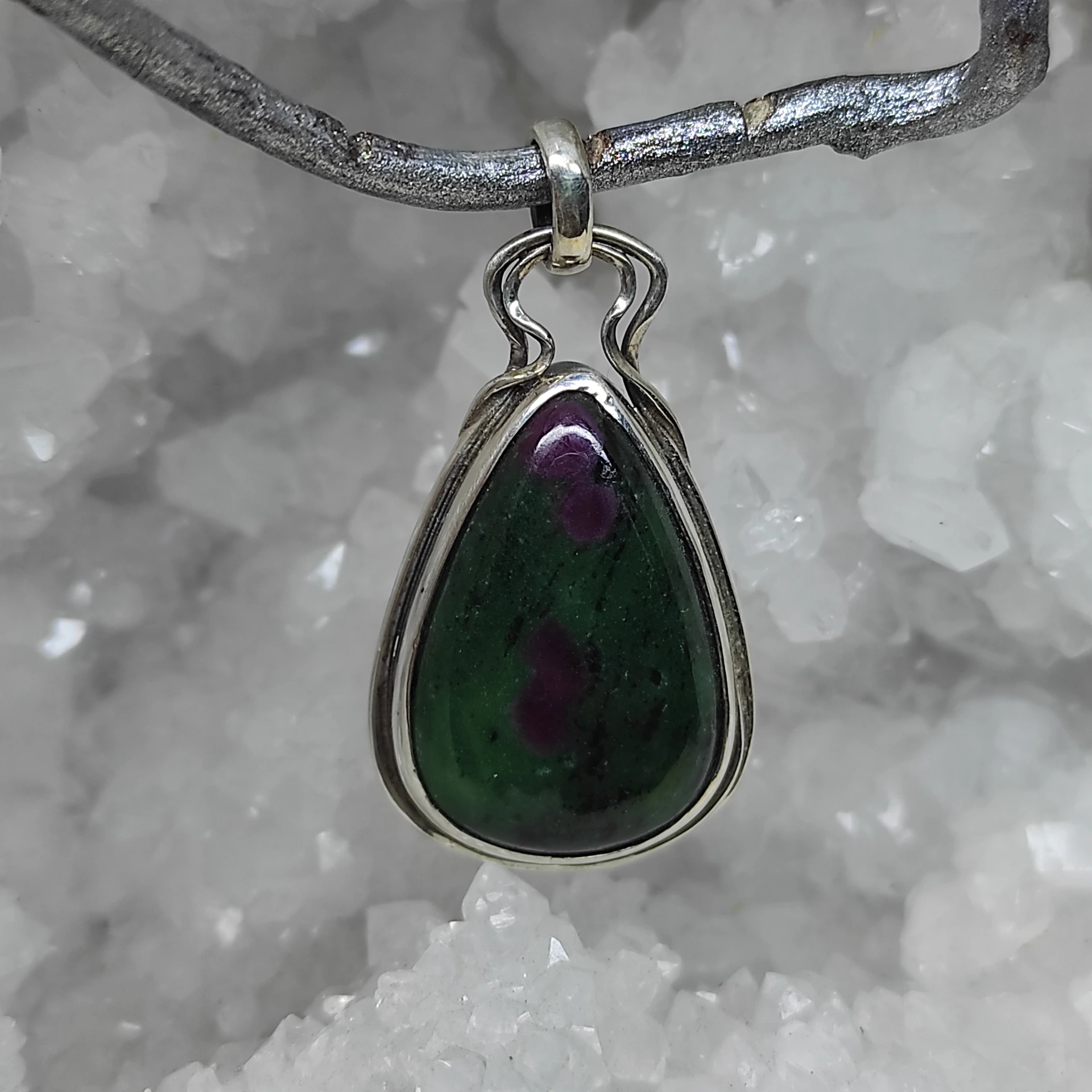 Pendentif zoïsite a rubis
