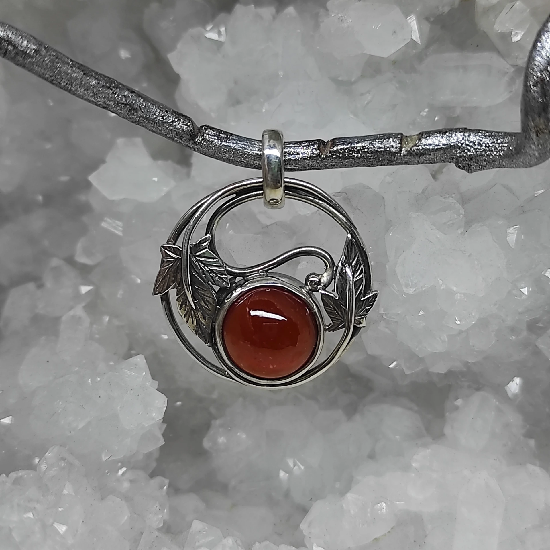 Pendentif cercle grenat et lierre