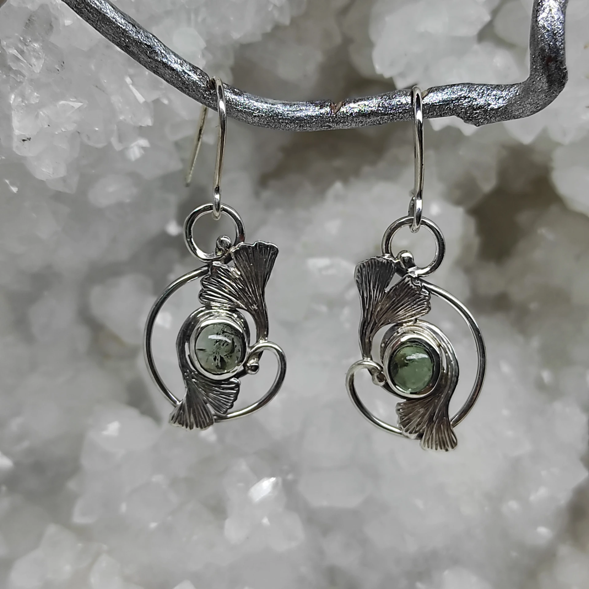 Boucles d' oreilles ginkgo et tourmaline verte